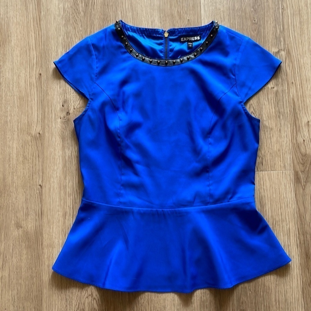𝅺EXPRESS size S blue top. Zippered back.